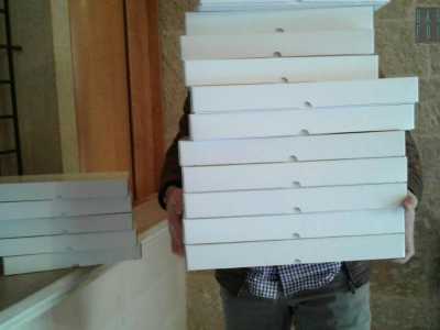Sono solo le 10 di mattina quando arriviamo da loro, nel centro storico del capoluogo salentino, ma nella stanzetta in cui avviene la vendita ci sono gi� dei clienti. Tra di loro un uomo di cui non vediamo il viso perch� ha tra le braccia una pila altissima di scatole